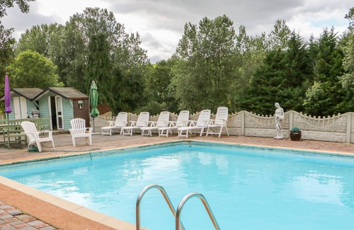 Dungarvan Cabaña | DRUMMOND, family friendly, with pool in Dungarvan, County Waterford