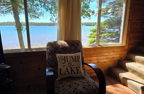 Drummond Island Casa | La escapada ofrece kayaks para explorar Bass Cove! Frente al mar con vista al atardecer