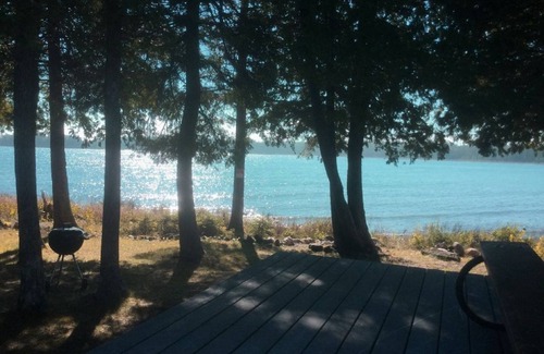 Drummond Island Casa | La escapada ofrece kayaks para explorar Bass Cove! Frente al mar con vista al atardecer
