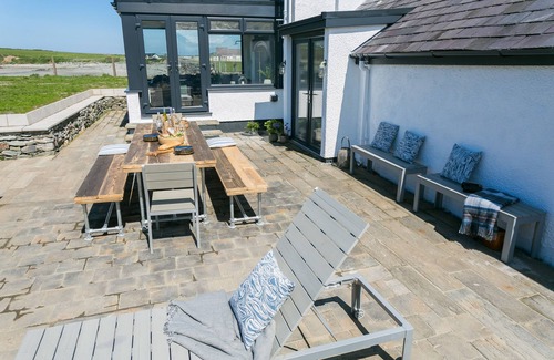 Llanfaethlu Cabaña | Dryll y Gro - an on the beach that sleeps 11 guests in 5 bedrooms