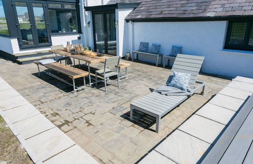 Llanfaethlu Cabaña | Dryll y Gro - an on the beach that sleeps 11 guests in 5 bedrooms