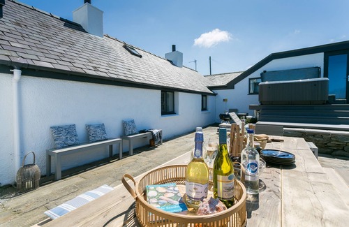 Llanfaethlu Cabaña | Dryll y Gro - an on the beach that sleeps 11 guests in 5 bedrooms