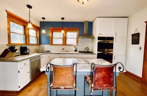 Sandpoint Casa | DT basecamp w/chef kitchen, yard & dog friendly