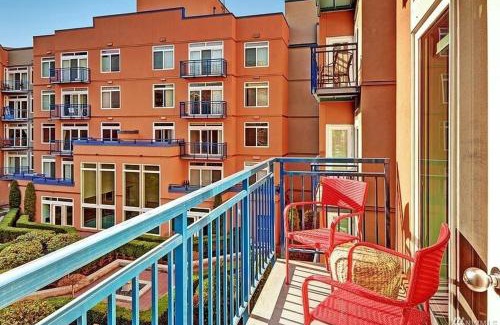 Belltown Casa | DT Designer's 2BR Condo Parking Tub Pool - 99 walk score