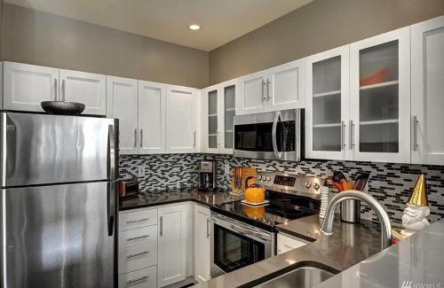 Belltown Casa | DT Designer's 2BR Condo Parking Tub Pool - 99 walk score