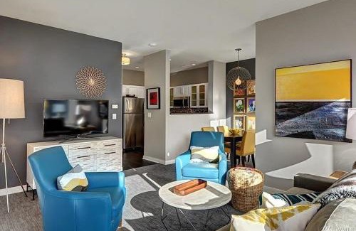 Belltown Casa | DT Designer's 2BR Condo Parking Tub Pool - 99 walk score