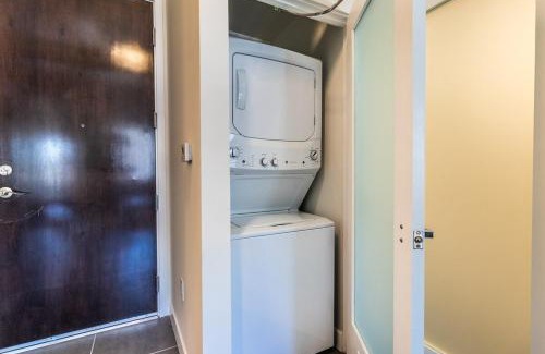 Historic Core Apartamento | DTLA 2BR Rooftop Jacuzzi & Sunset Views