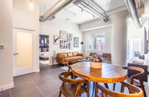 Historic Core Apartamento | DTLA 2BR Rooftop Jacuzzi & Sunset Views