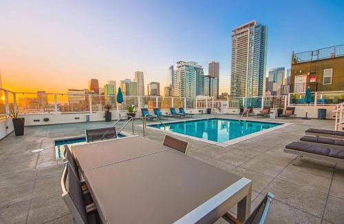Historic Core Apartamento | DTLA 2BR Rooftop Jacuzzi & Sunset Views