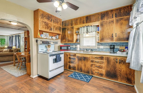 Belleville Cabaña | Dtwn Belleville Home w/ Yard < 1 Mi to High Banks