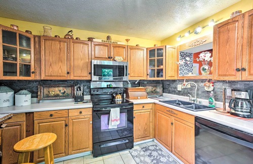 Elizabethtown Casa | Dtwn Elizabethtown Home w/ Fire Pit & Gas Grill!