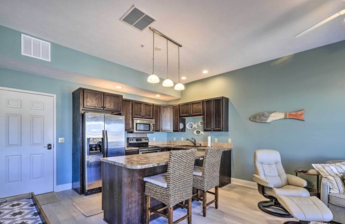 Ludington Condominio | Dtwn Ludington Condo: Balcony, Walk To Beach!