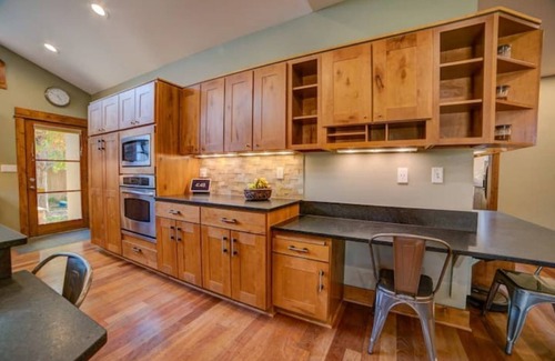University Casa | DU/Wash Park Dream Home!--6 Bed/5 bath + Gym & Office