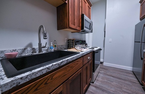 Atchison Apartamento | Dual patios, Free Laundry Service, College steps, 2BR 1 BA