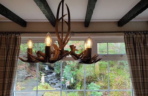 Kilcreggan Cabaña | Dubh Loch Cottage a orillas del lago Lomond. Gran jardín y arroyo