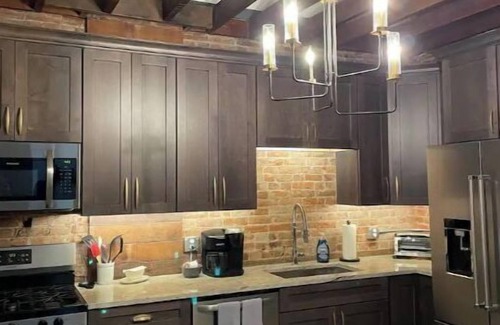 Dubuque Casa | Dubuque Luxury 2 BDR House Parking Millwork