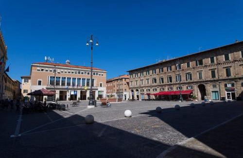 Pesaro Apartamento | Ducale Home in Piazza del Popolo a Pesaro
