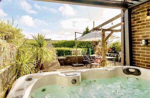 Pyecombe Casa | Duck Lodge B&B with Hot Tub