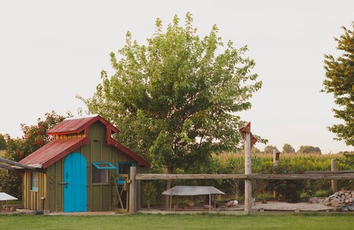 Leamington Cabaña | Duck Pond Bed & Breakfast Cottage