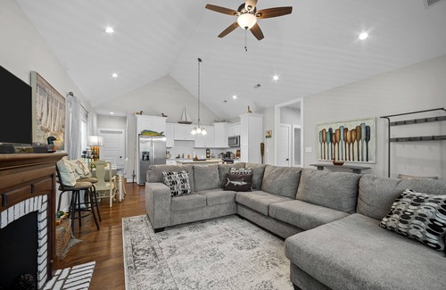 Oriental Casa | Duck's Roost Cottage - Cozy and Convenient!