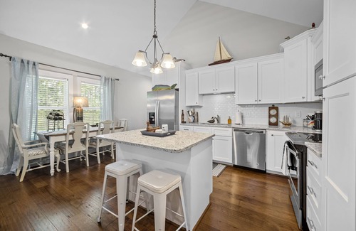 Oriental Casa | Duck's Roost Cottage - Cozy and Convenient!