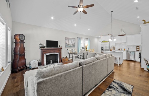 Oriental Casa | Duck's Roost Cottage - Cozy and Convenient!