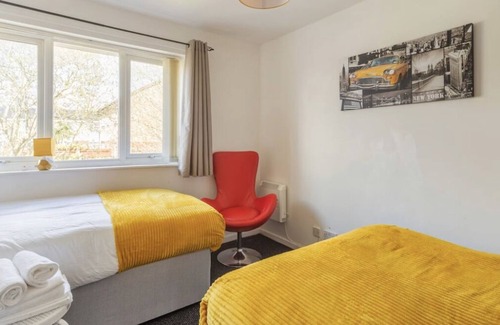Tipton Casa | Dudley Port 14 Min To Birmingham City Centre by train. Airport 30 minutes
