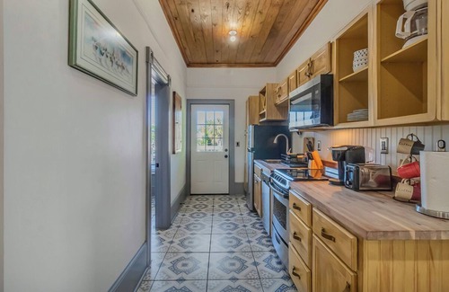 Savannah Victorian District Casa | Dueling Sisters' Historic Escape, 4 bedrooms, 3 bath. Walk to Forsyth Park
