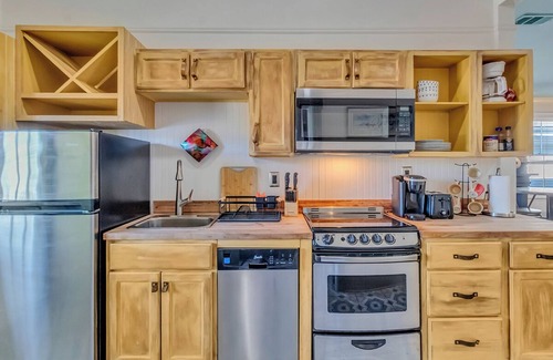 Savannah Victorian District Casa | Dueling Sisters' Historic Escape, 4 bedrooms, 3 bath. Walk to Forsyth Park
