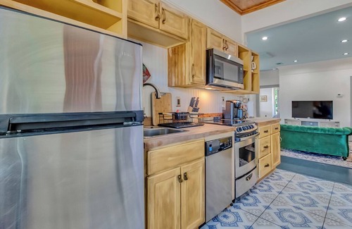 Savannah Victorian District Casa | Dueling Sisters' Historic Escape, 4 bedrooms, 3 bath. Walk to Forsyth Park