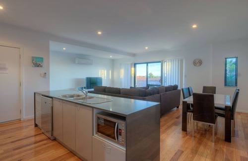 Exmouth Villa | Gran villa de dos pisos en los canales con un embarcadero privado.
