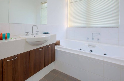 Exmouth Villa | Gran villa de dos pisos en los canales con un embarcadero privado.