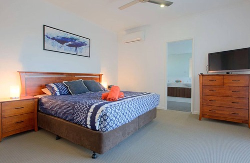 Exmouth Villa | Gran villa de dos pisos en los canales con un embarcadero privado.