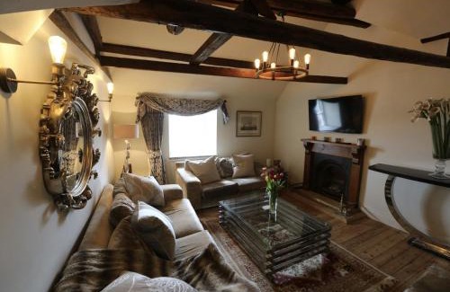 Lyme Regis Apartamento | Duke of Monmouth penthouse luxury apartment Lyme Regis 3 bedroom parking Hot tub Garden dog friendly