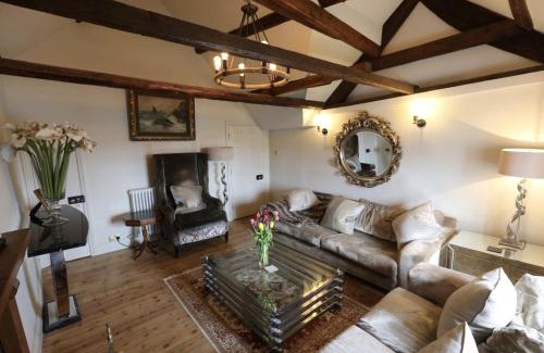 Lyme Regis Apartamento | Duke of Monmouth penthouse luxury apartment Lyme Regis 3 bedroom parking Hot tub Garden dog friendly