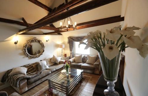 Lyme Regis Apartamento | Duke of Monmouth penthouse luxury apartment Lyme Regis 3 bedroom parking Hot tub Garden dog friendly