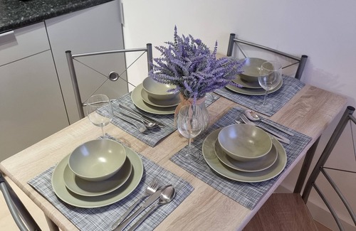 Newark upon Trent Casa | Dulverton 3 bed house with off road parking close to M1 motorway sleeps up to 6