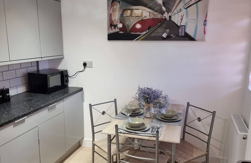 Newark upon Trent Casa | Dulverton 3 bed house with off road parking close to M1 motorway sleeps up to 6