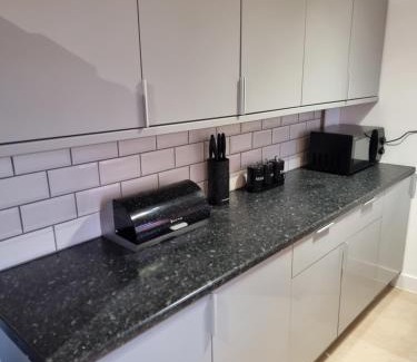 Newark upon Trent Casa | Dulverton house - 3 bed house/sleeps 6+ driveway+close to M1