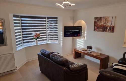 Newark upon Trent Casa | Dulverton house - 3 bed house/sleeps 6+ driveway+close to M1