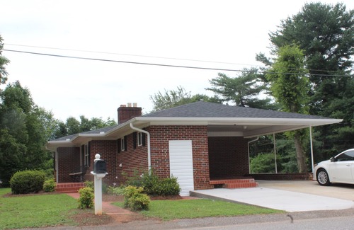 Duncan Casa | Duncan Home en el Main Cerca de GSP y BMW