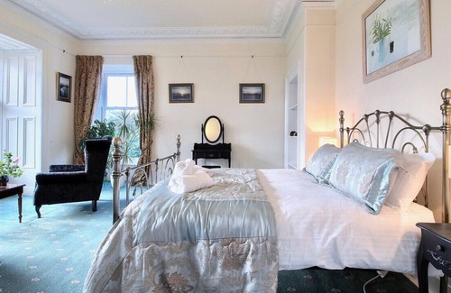 Rhu Casa | Duneira is an elegant victorian villa with Hot Tub in Rhu, Argyll & Bute