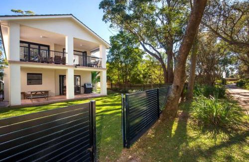 Vincentia Casa | Dunescape Family Retreat - 5BR beach house