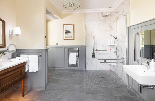 Portrush Hotel | Dunluce Lodge