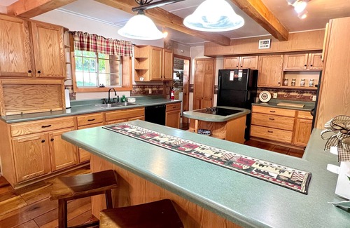 Sevierville Cabina | Dunn's Creek Hideaway 3 Bedroom Cabin by RedAwning