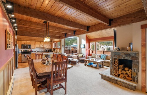 Big Sky Chalet De Esquí | Dunn's Den Ski-in / Ski-out Arrowhead Chalet ¡A pie de Big Sky Resort!