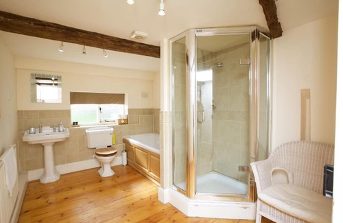 Tamworth Casa | Dunnimere Farm stay with Hot Tub - up to 20