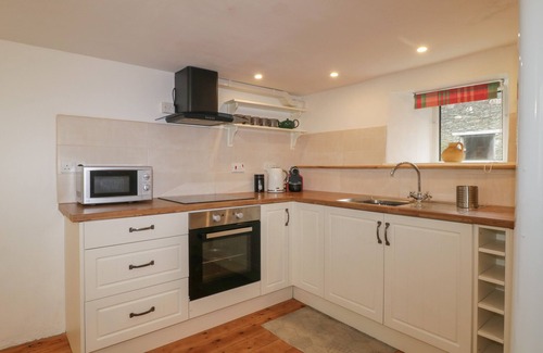 Clearbrook Cabaña | DUNRIDGE COTTAGE, pet friendly, with open fire in Horrabridge