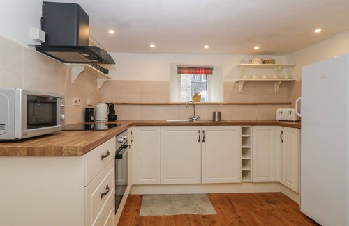Clearbrook Cabaña | DUNRIDGE COTTAGE, pet friendly, with open fire in Horrabridge
