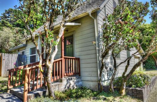Port Orford Casa | Dunrovin Vintage Beach Cottage - 1 Bed 1 Bath Vacation home in Port Orford